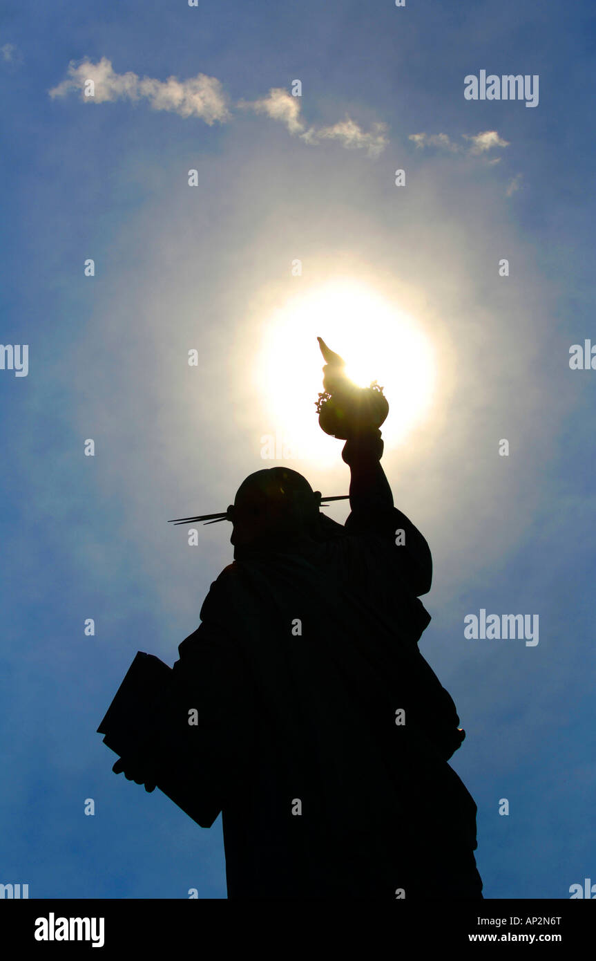 Silhouette della Statua della Libertà, Miss Liberty, sull'isola di Manhattan, Manhattan, New York, New York, Stati Uniti d'America Foto Stock