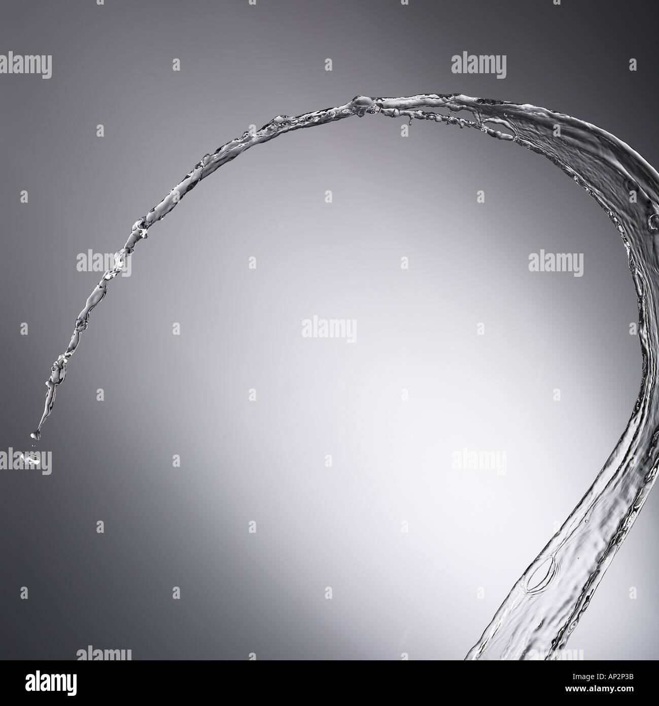 Goccia di acqua splash con sfondo grigio Foto Stock