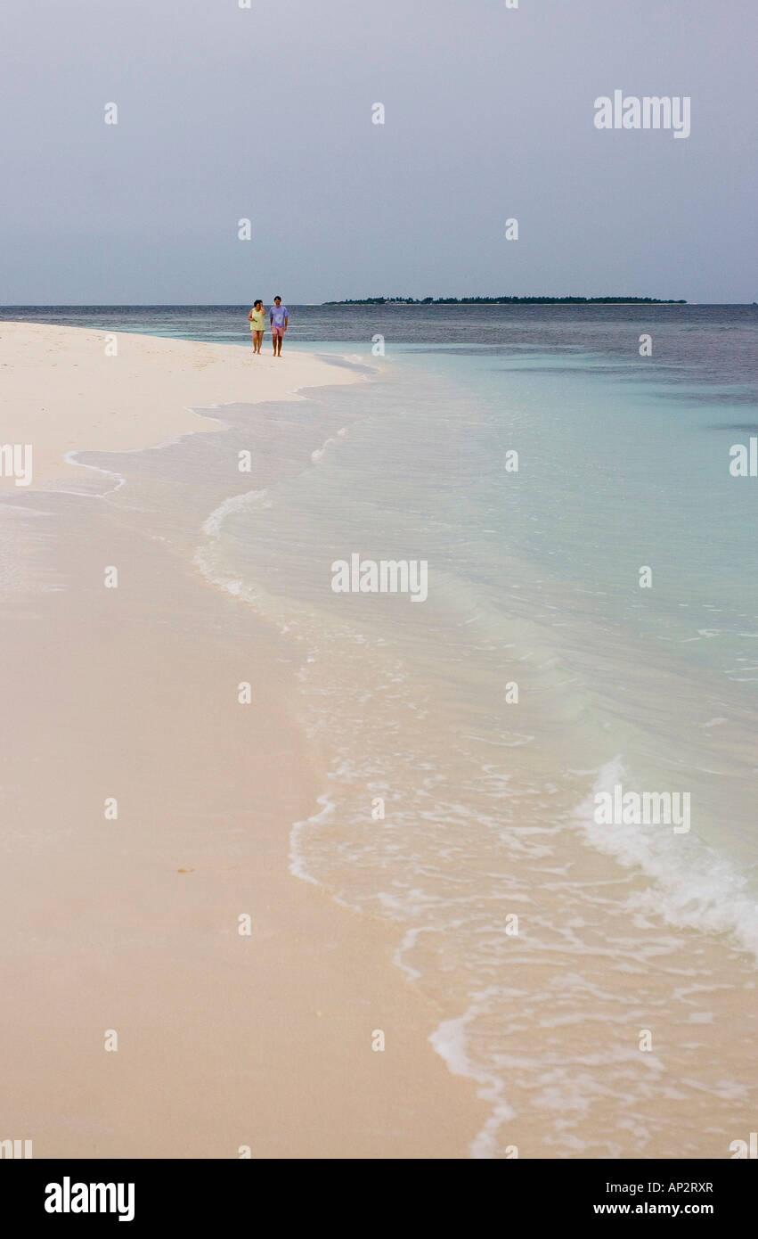 Due pwople sulla spiaggia delle Maldive Foto Stock
