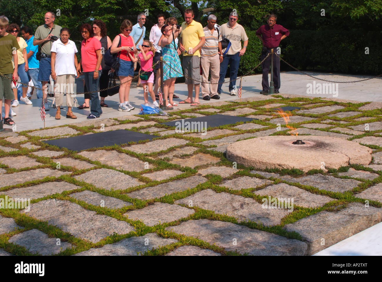 Le persone si radunano presso il recinto del Presidente John F Kenneddy e Jaqueline Kennedy presso il Cimitero di Arlington Virginia STATI UNITI D'AMERICA Foto Stock