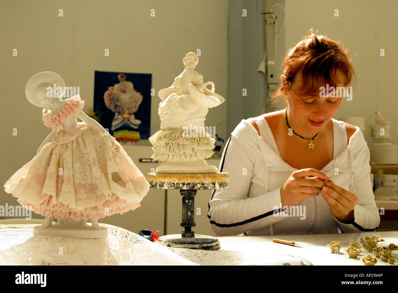 Lavoratore di sesso femminile che la donna la modellazione di una figura di porcellana in una fabbrica di porcellana, Sitzendorf, Turingia, Germania Foto Stock