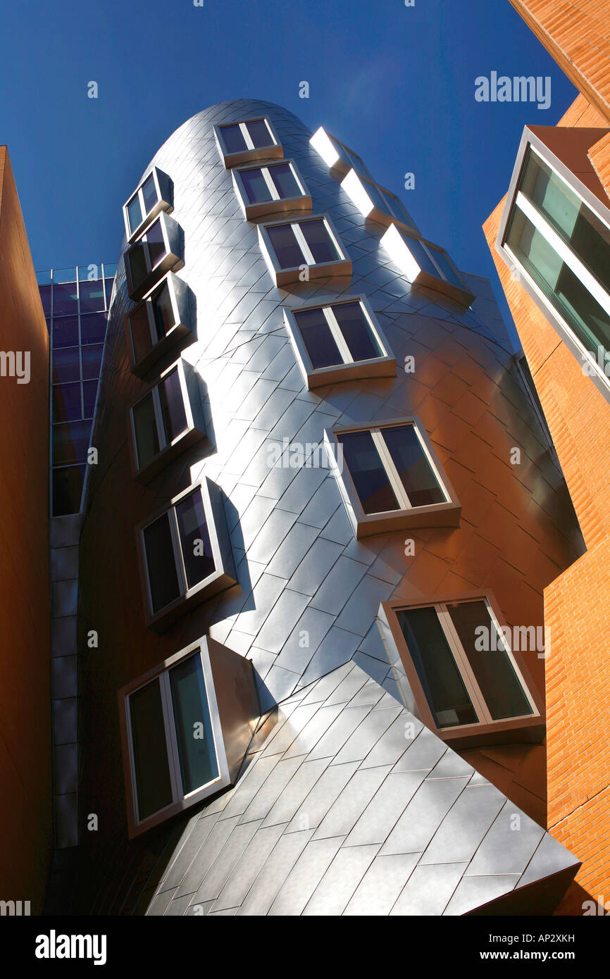 Elementi architettonici moderni, Frank Gehrys Ray e Maria stata edifici, MIT, Cambridge, Massachusetts, STATI UNITI D'AMERICA Foto Stock