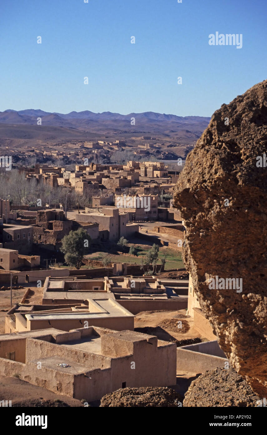 Città del Marocco in montagne Atlas - Panoramica. incorniciato da rock Foto Stock