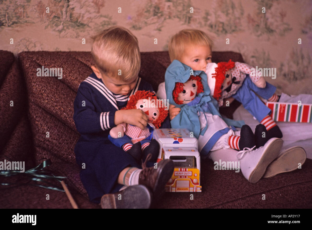 Vintage foto di Natale dal 1960 un ragazzo e una ragazza con Raggedy Ann e Raggedy Andy doll Foto Stock