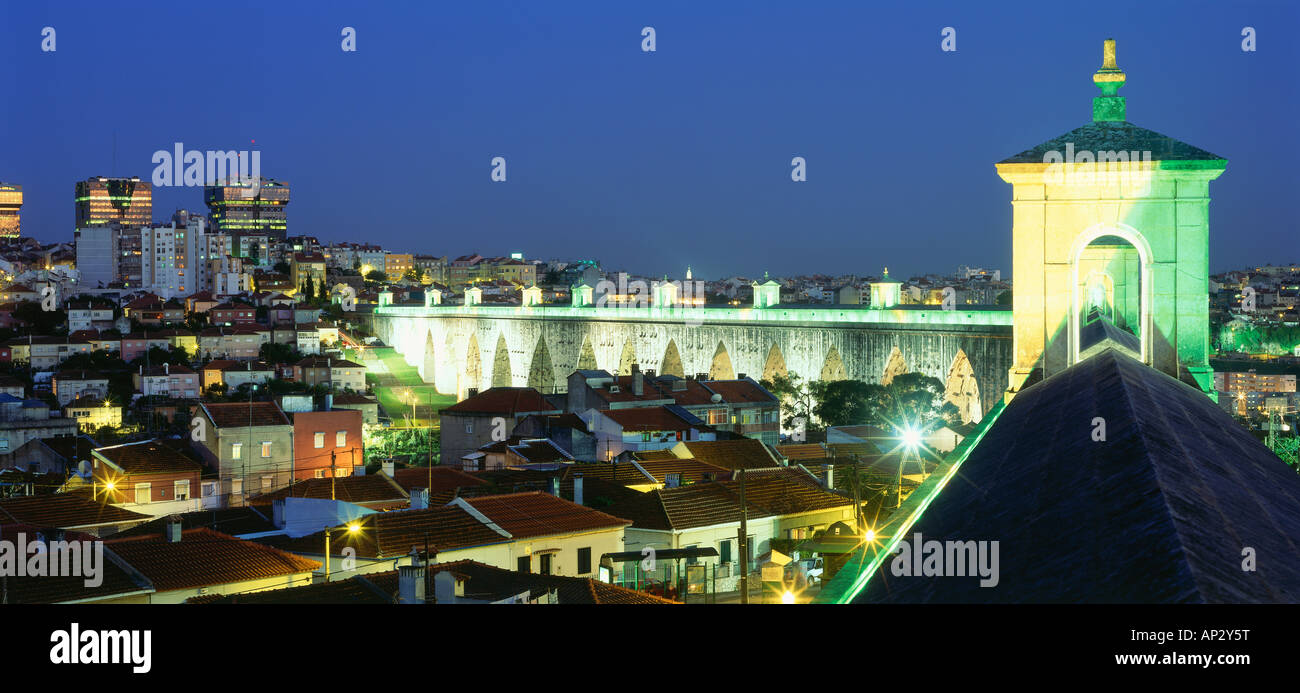 Acquedotto di notte, Aqueducto das Aguas Livres e torri del centro commerciale Amoreras, Algarve, Lisbona, Portogallo, Europa Foto Stock