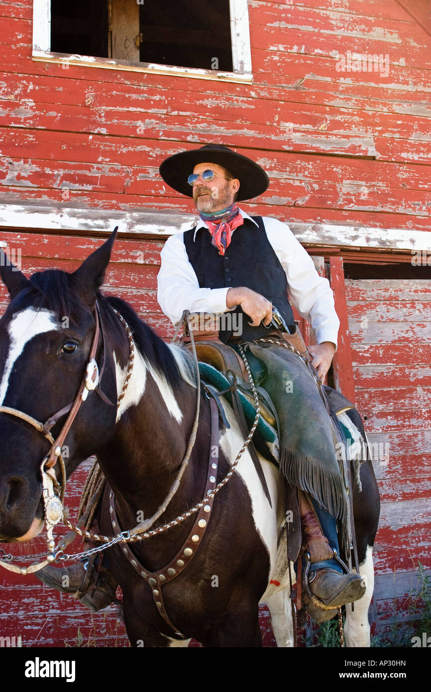 Seduta di cowboy a cavallo con la pistola, wildwest, Oregon, Stati Uniti d'America Foto Stock