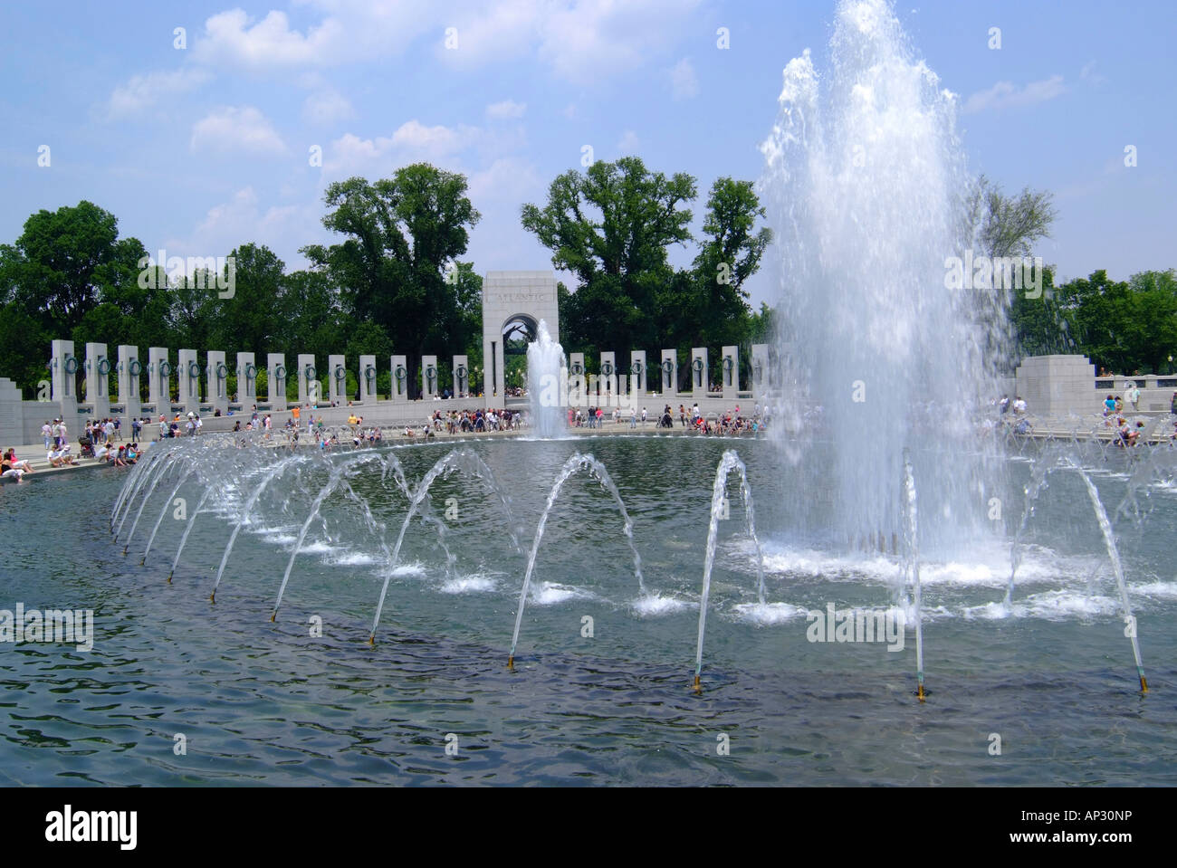 Vista dei pilastri Piscina e Fontana al Memoriale della Seconda Guerra Mondiale National Mall Washington DC, Stati Uniti d'America Foto Stock