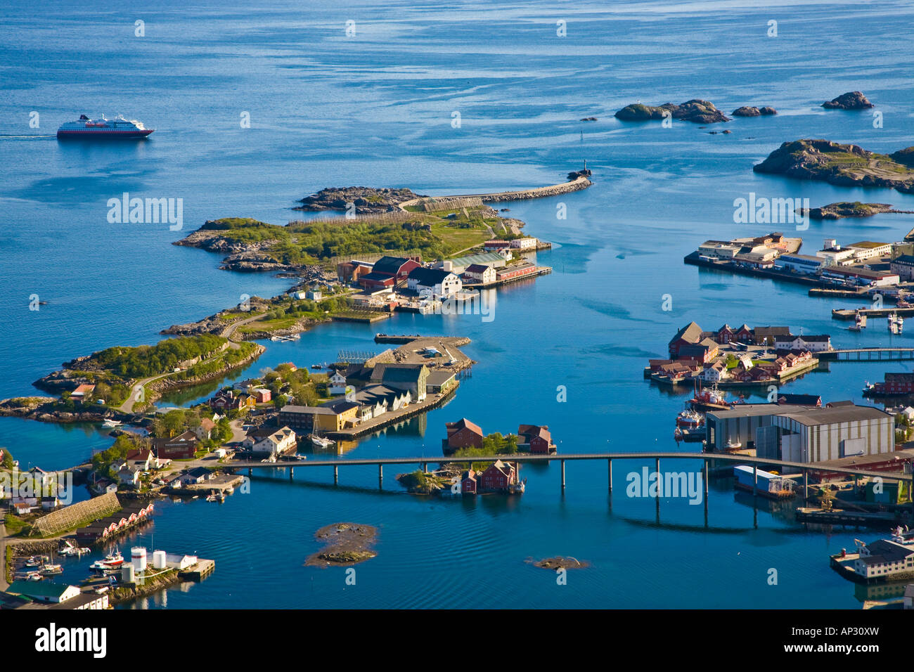 Post Hurtigruten nave arriva a Svolvar, la capitale delle isole Lofoten, Austvagoya Isola, Lofoten, Norvegia Foto Stock
