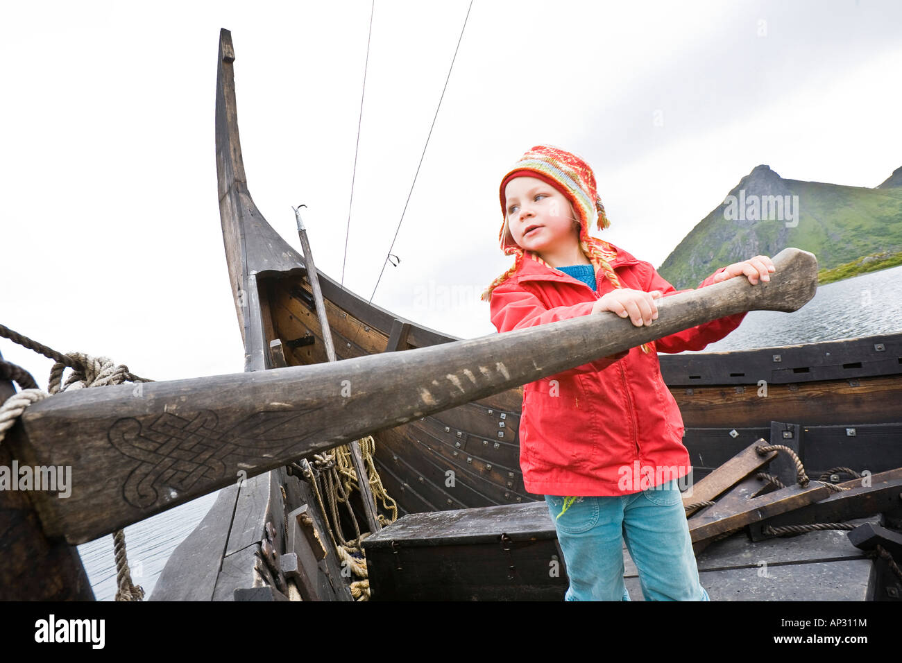 La ragazza alla oar, timone di una vikingship, Museo Vichingo, Borg, Lofoten, Norvegia Foto Stock