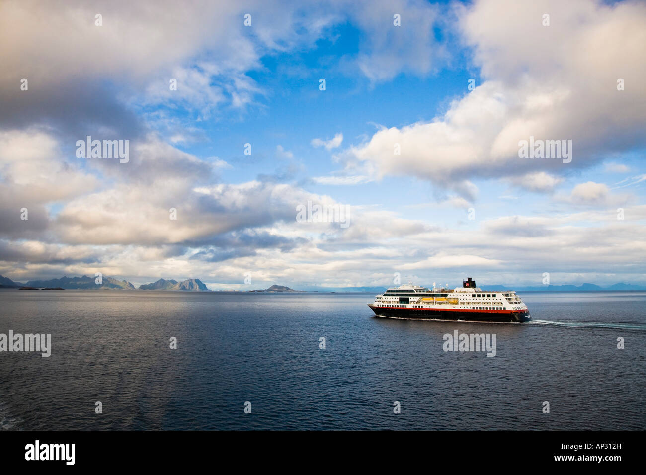 Un post Hurtigruten nave vicino a Svolvar, Lofoten, Norvegia Foto Stock
