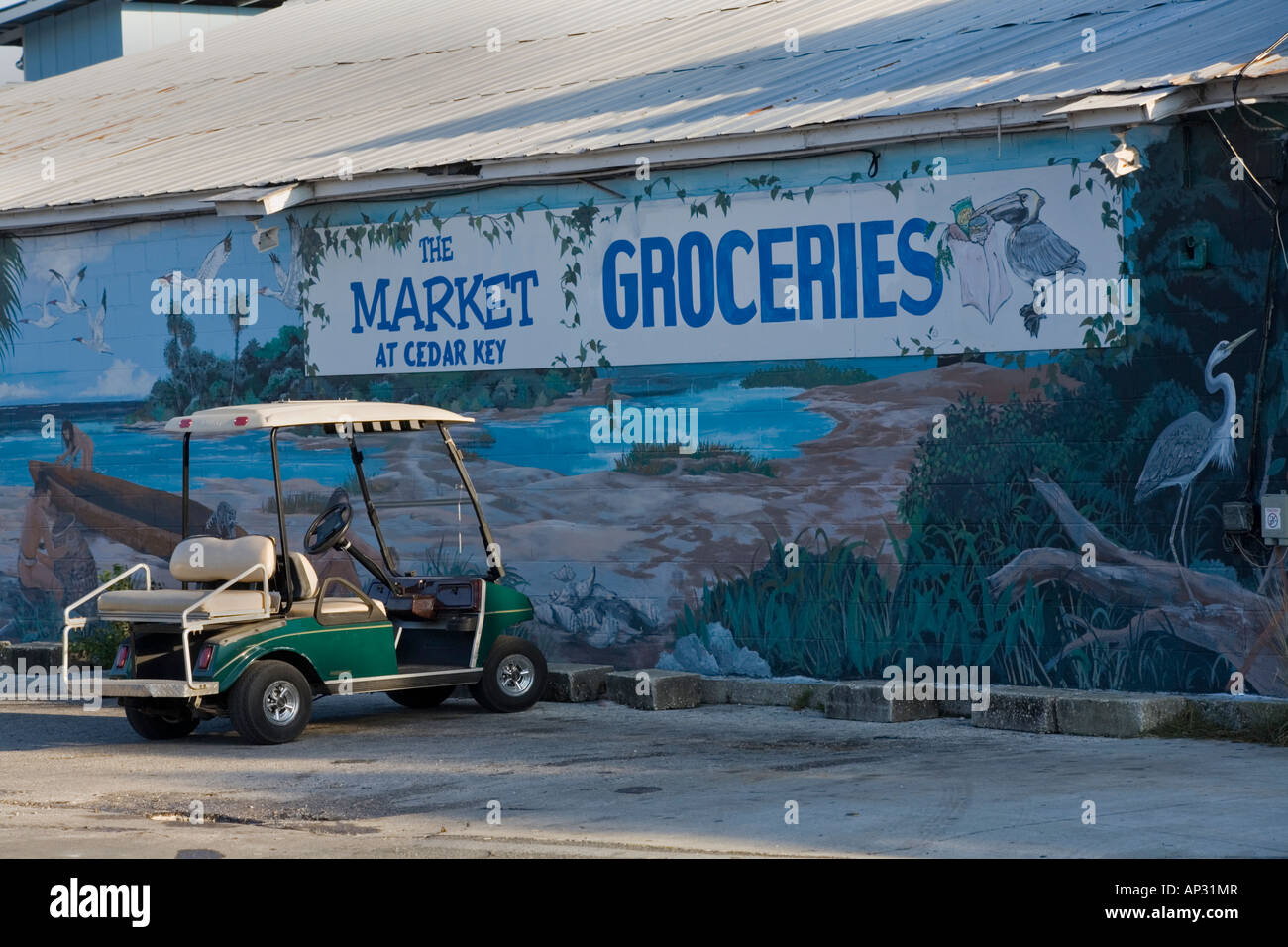 Il murale sul lato del negozio di generi alimentari in Cedar Key Florida Foto Stock