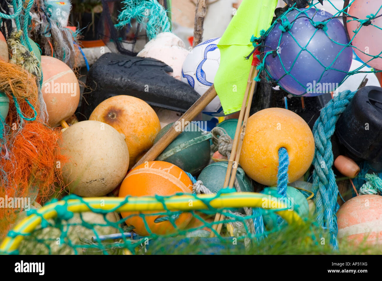 Beach art realizzate dalle vecchie reti da pesca la pesca boe e contenitori in plastica Foto Stock