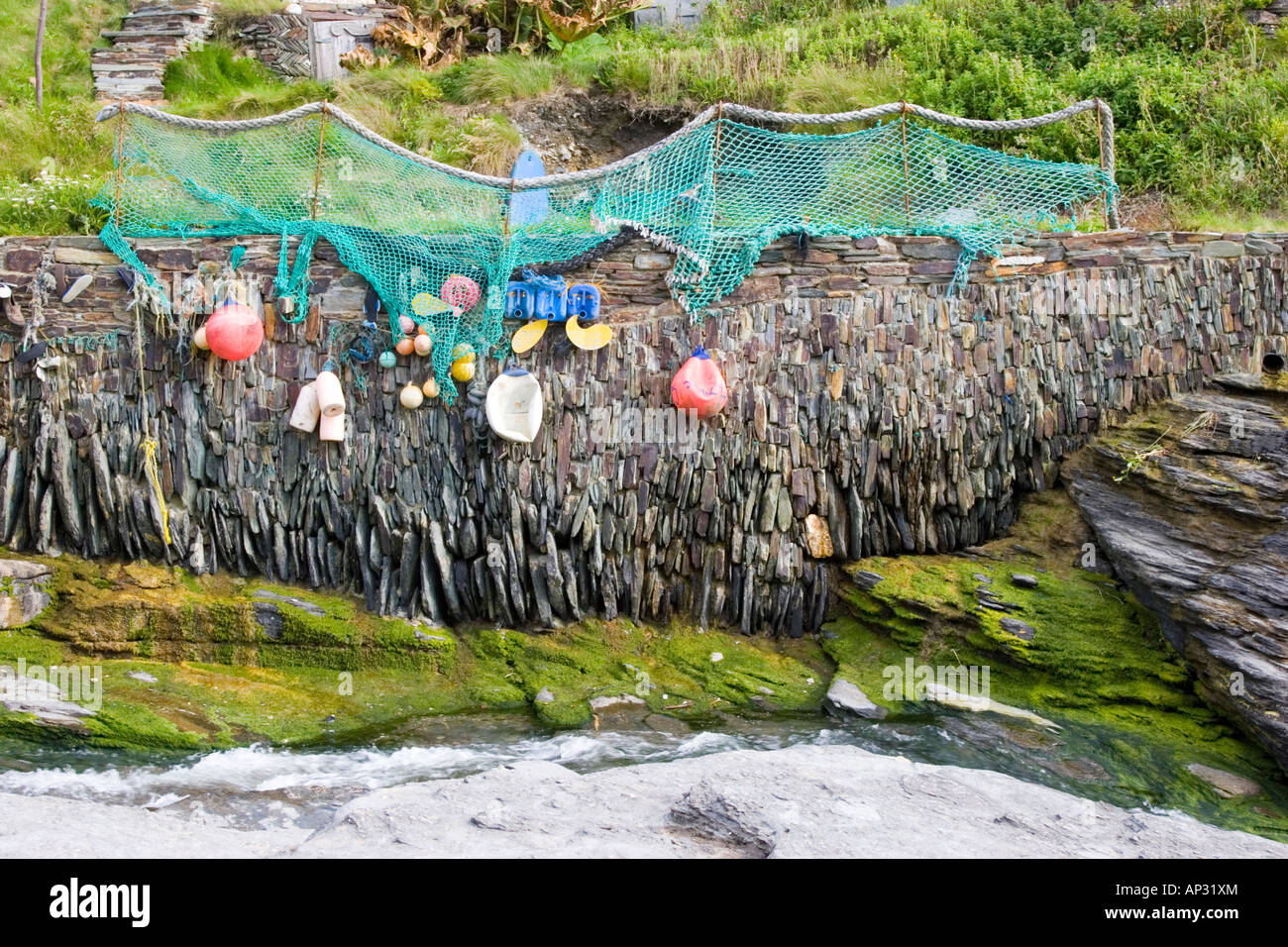 Beach art realizzate dalle vecchie reti da pesca la pesca boe e contenitori in plastica Foto Stock
