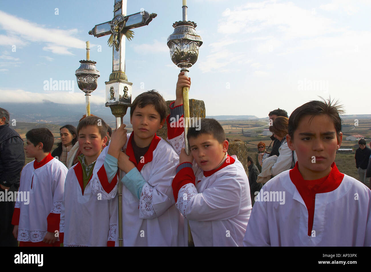 Assistenti di massa al Venerdì Santo Processione penitente, la settimana della Passione, San Vicente de la Sonsierra, La Rioja, Spagna Foto Stock