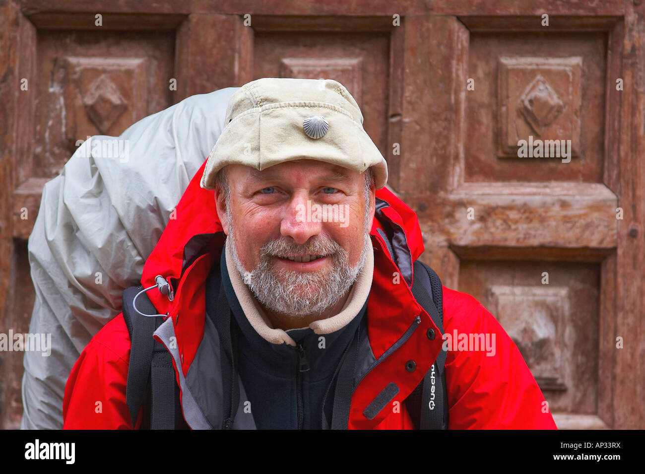 Un pellegrino con smerlo shell badge, nella città di Santo Domingo de la Calzada, La Rioja, Spagna Foto Stock