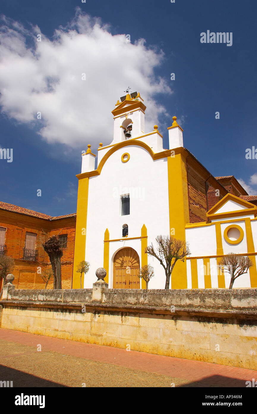 Vista con chiesa Iglesia de Panchovilla nella città di Sahagun, Castilla Leon, Spagna Foto Stock