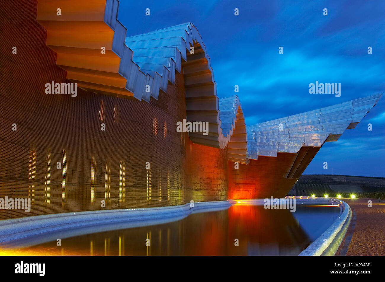 Bodegas Ysios da Santiago Calatrava in serata, vicino a Laguardia, Pais Vasco, Euskadi, Spagna Foto Stock