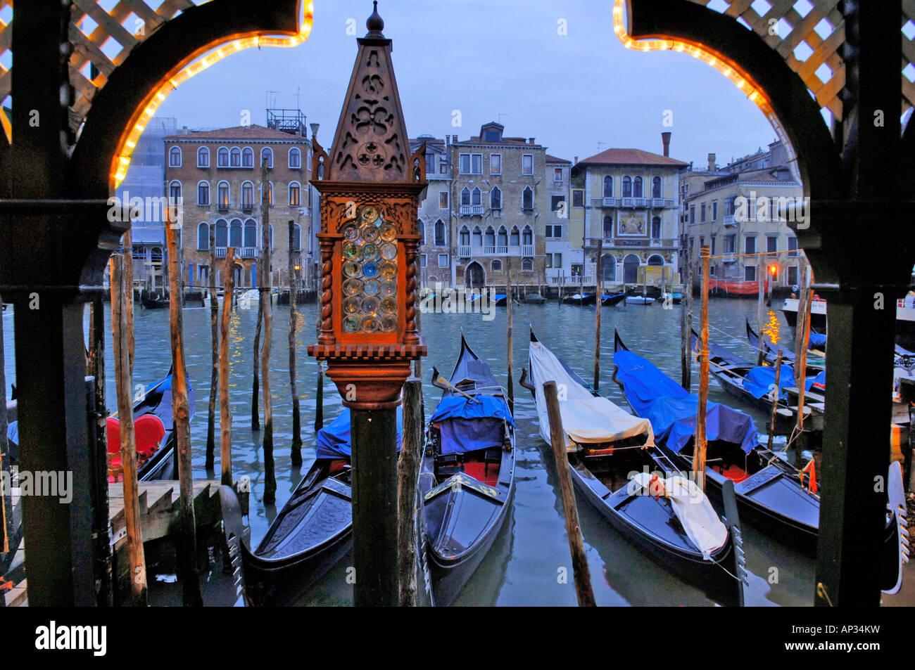 Gondola in una fila, Canale Grande, Venezia, Veneto, Italia Foto Stock