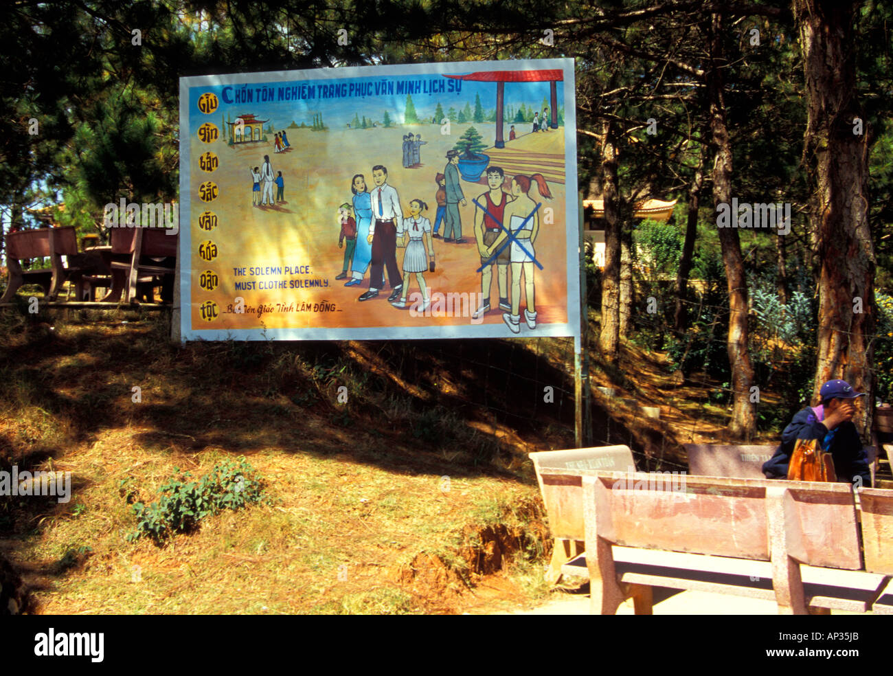 Tabellone a pagoda consigliando come vestirsi "il luogo solenne - deve vestire in modo solenne,' Dalat, Vietnam Foto Stock