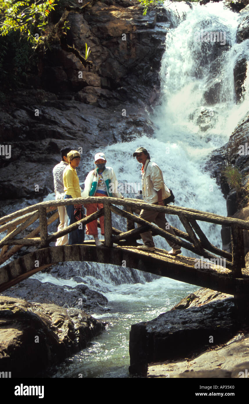 Famiglia vietnamita sul ponte a cascata, Dalat, Vietnam Foto Stock