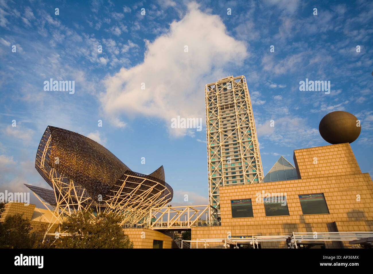 Pesci, scultura da Frank O. Gehry, Port Olimpic, Vila Olimpica, Barcellona, Spagna Foto Stock