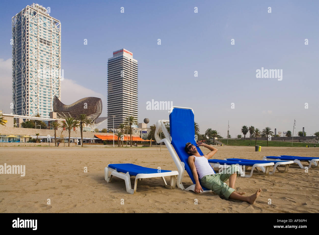 Platja de la Barceloneta Beach, Arts Hotel e Torre Mapfre, Vila Olimpica, Barceloneta, Barcellona, Spagna Foto Stock