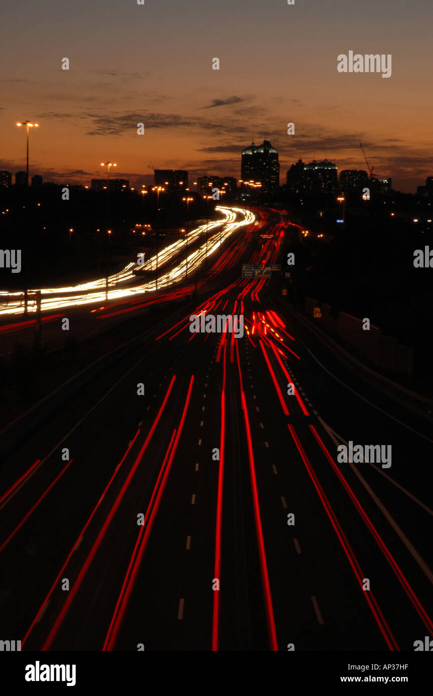 Luci auto blur durante il crepuscolo esposizione di Toronto's highway 401. Foto Stock