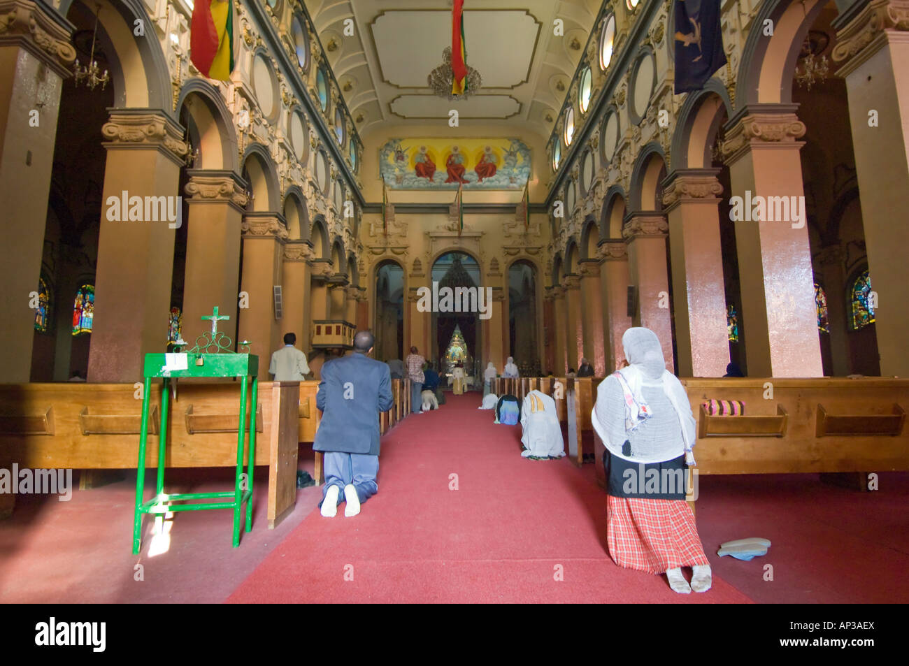 La gente del posto la preghiera all'interno della Trinità cattedrale o chiesa della Santissima Trinità ad Addis Abeba. Foto Stock