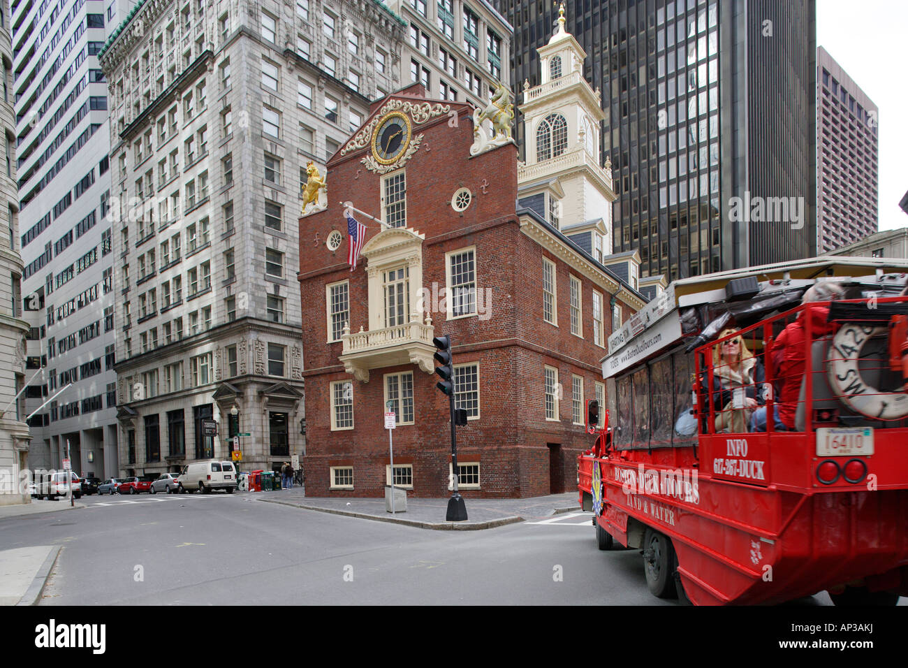 Esplorare il quartiere storico di Boston (qui la vecchia casa di stato) con un amphibic duck tour veicolo, Boston, Massachusetts, Foto Stock