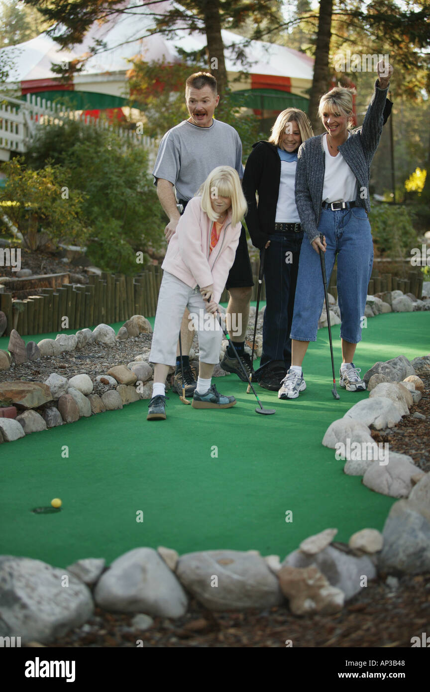 Famiglia gioca mini golf Foto Stock