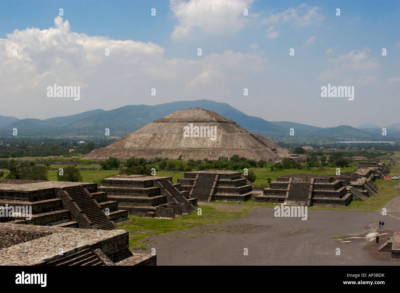 Guardando la Piramide del Sol e sulle montagne circostanti al Teotihuacan zona archeologica a nord-est di Città del Messico MESSICO Foto Stock