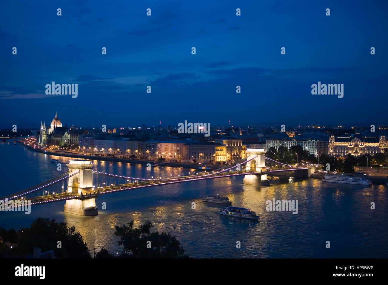 Catena Ponte sul Fiume Danubio e il Palazzo del Parlamento al crepuscolo, vista dalla collina del Castello di Buda, Budapest, Ungheria Foto Stock