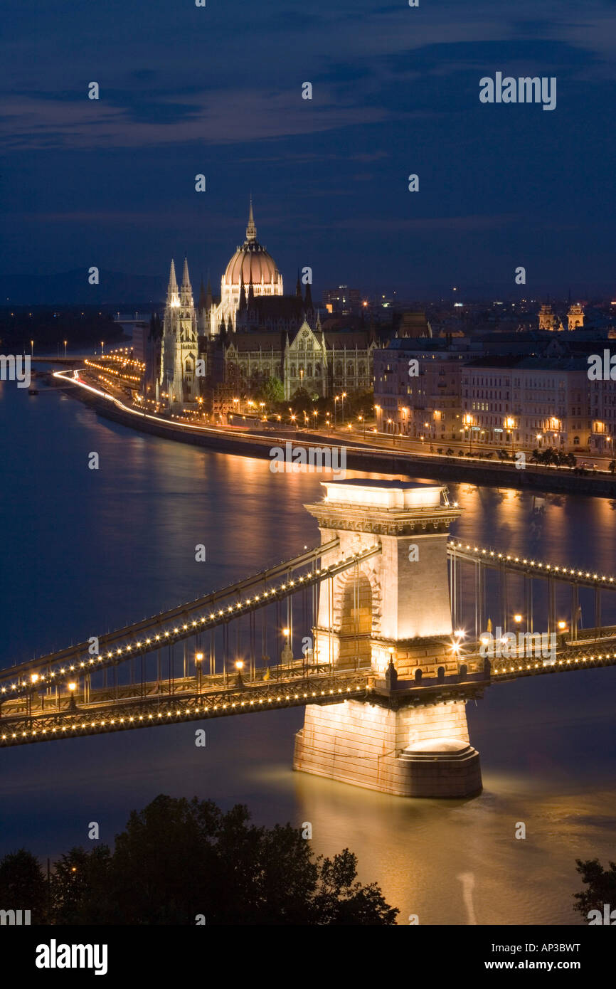 Catena Ponte sul Fiume Danubio e il Palazzo del Parlamento al crepuscolo, vista dalla collina del Castello di Buda, Budapest, Ungheria Foto Stock