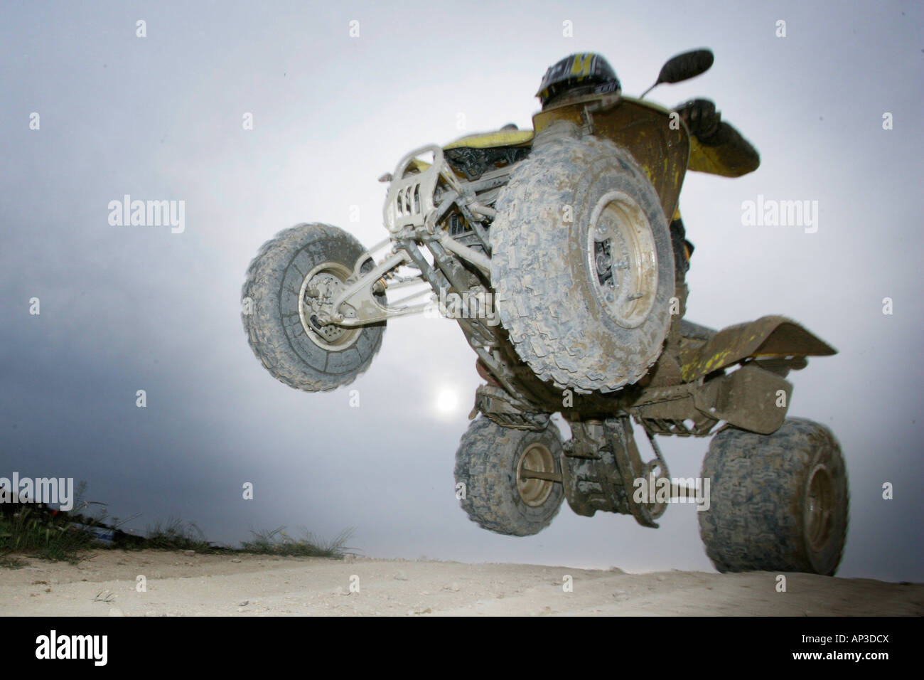 Suzuki Quad saltando attraverso l'aria, motivi di prova, Suzuki Offroad Camp, Valencia, Spagna Foto Stock