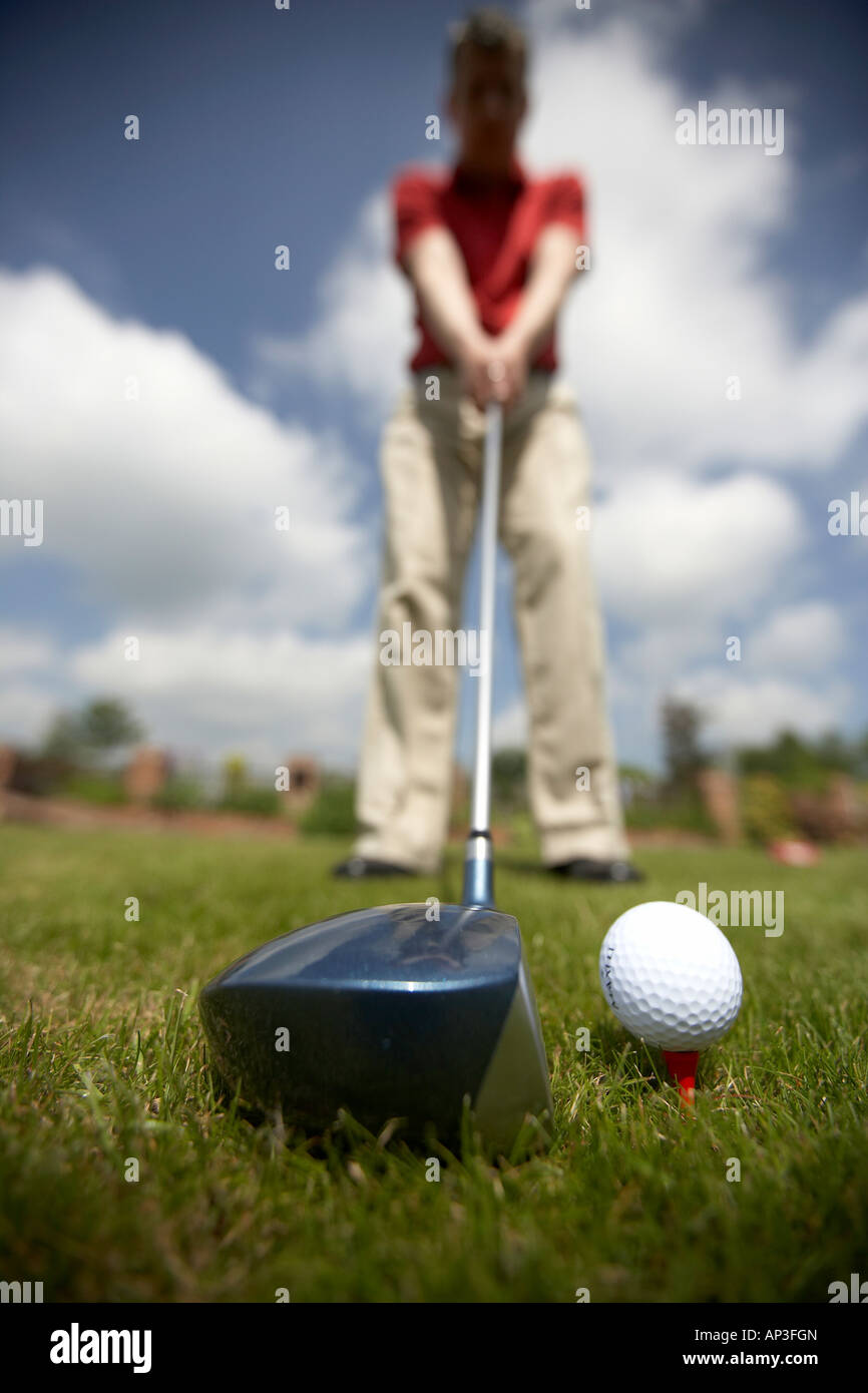 Il Golfer allineando un colpo al tee off su di un corso d'oro UK golfista off di rinvio Foto Stock