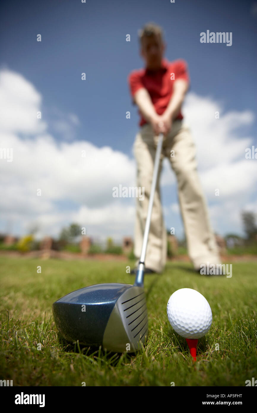 Il Golfer allineando un colpo al tee off su di un corso d'oro UK golfista off di rinvio Foto Stock