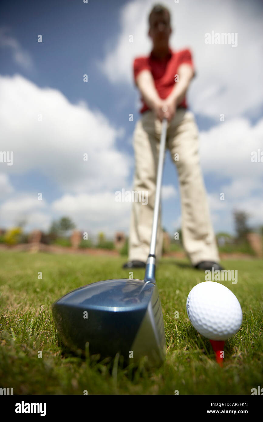 Il Golfer allineando un colpo al tee off su di un corso d'oro UK golfista off di rinvio Foto Stock