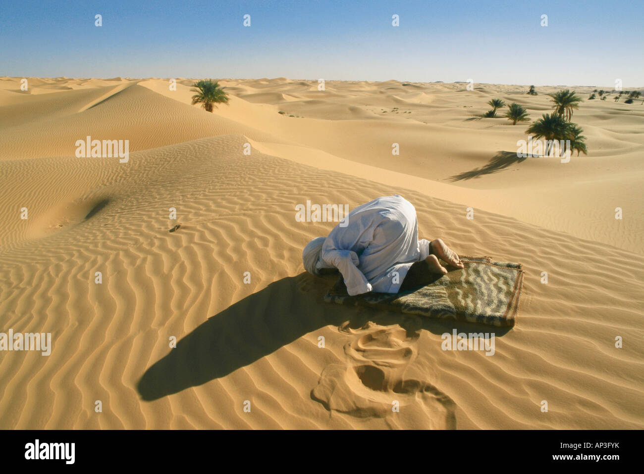 Pregando popolo berbero, Grand Erg Occidental, Sahara, Algeria, Africa Foto Stock