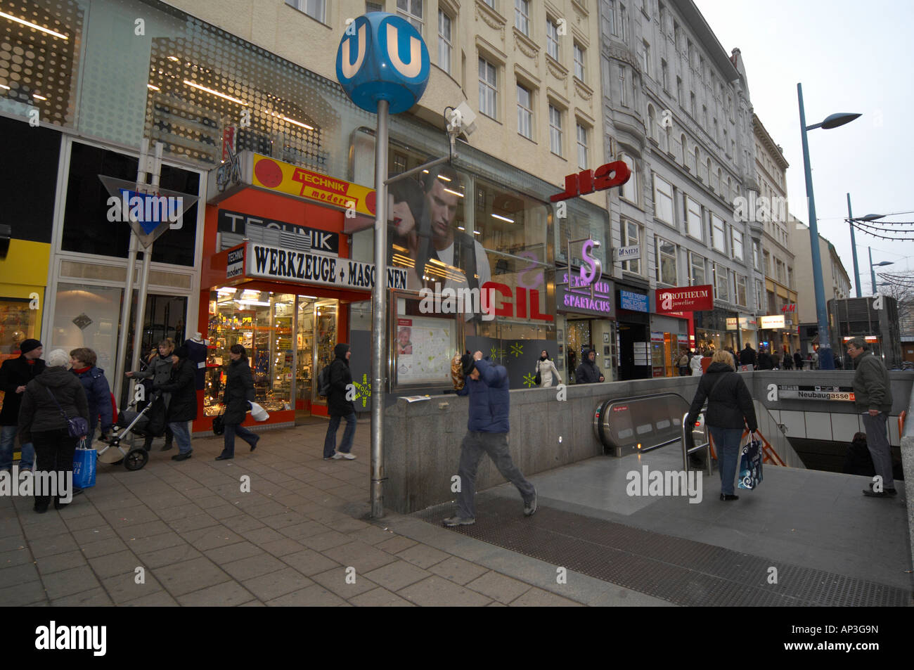 Gli amanti dello shopping su Mariahilfer Strasse in Wien, Vienna - al principale quartiere dei negozi della cittã . Foto Stock