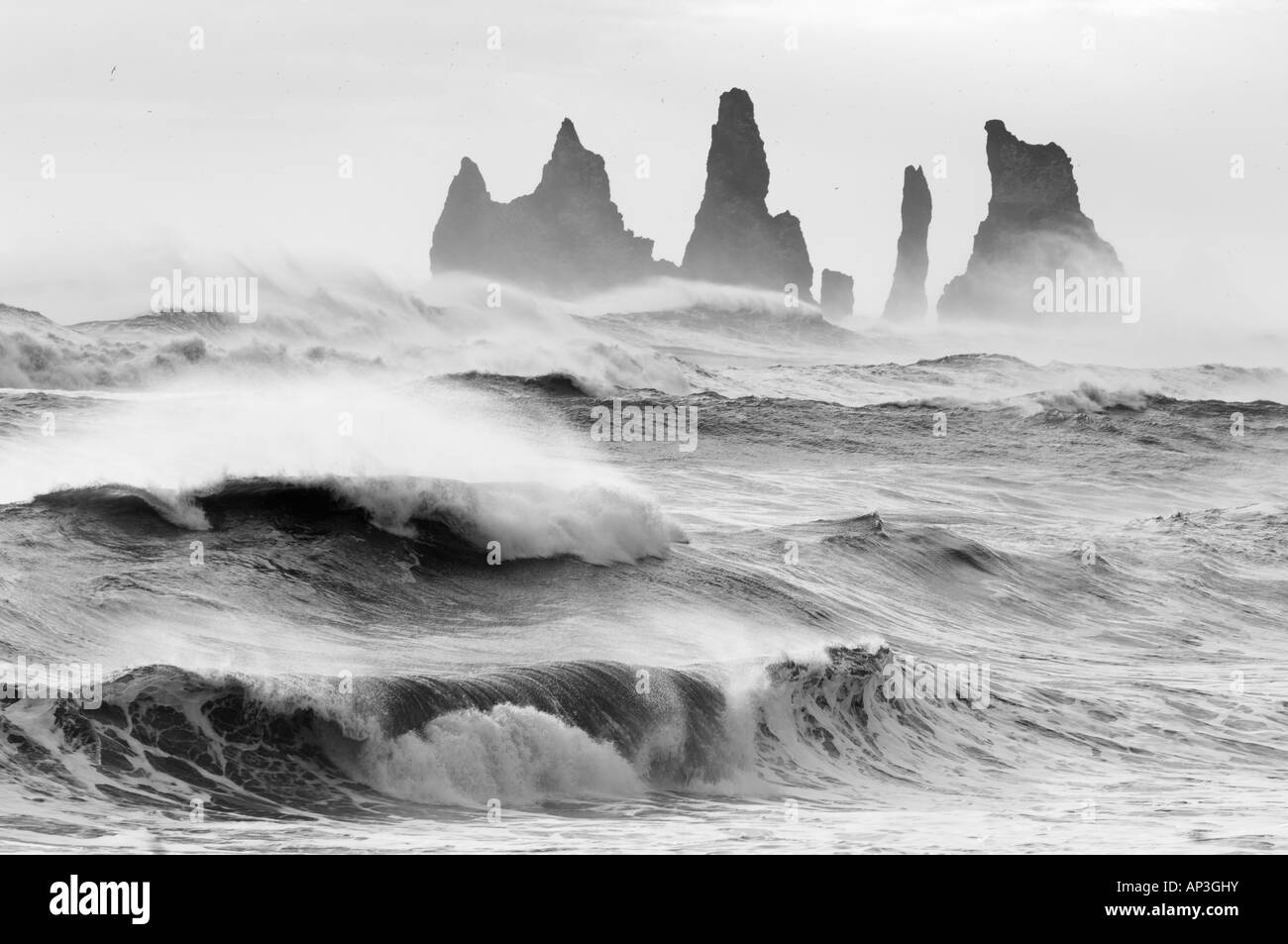 Rocce nel mare in tempesta, Sud Islanda Foto Stock