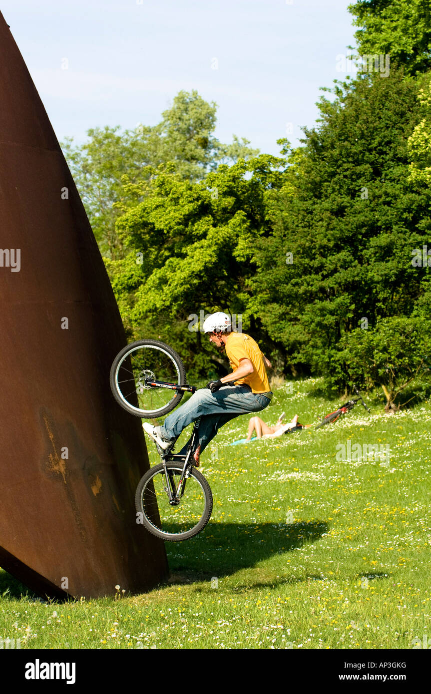 Trial biker sulla scultura di metallo, Linz Foto Stock