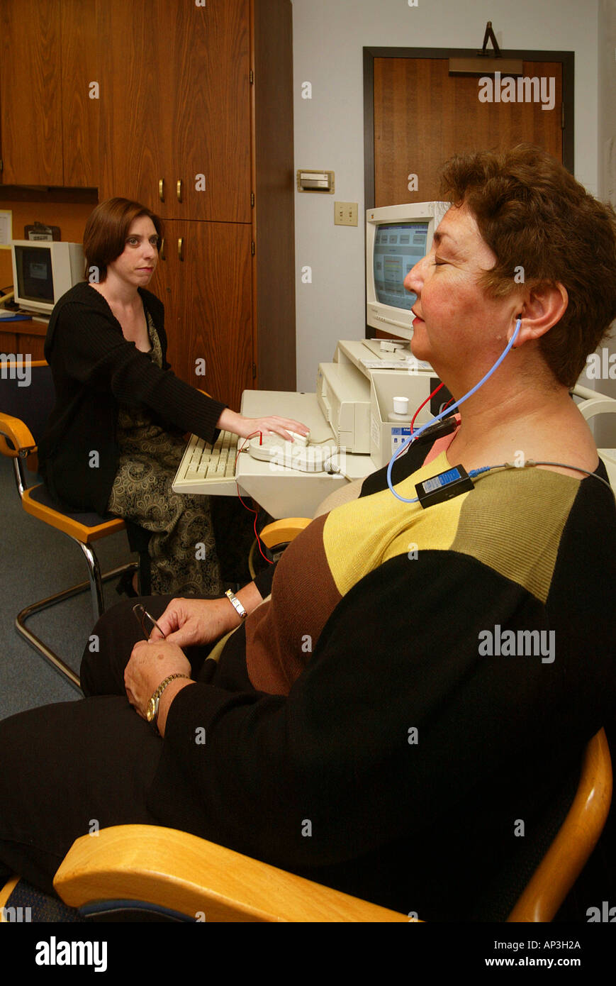 Apparecchiature di prova per la verifica della possibilità di tumori su un adulto del nervo uditivo presso un Orange, CA speech & audizione clinica. Foto Stock