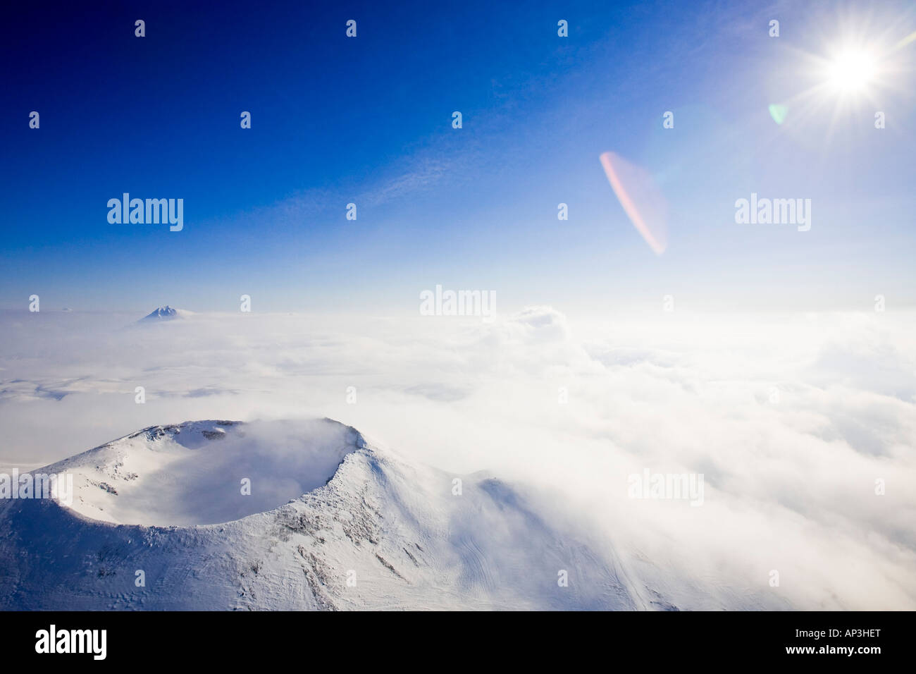 Un cratere di un vulcano e nuvole sulla cima del vulcano Gorely, Kamtchatka, Sibiria, Russia Foto Stock