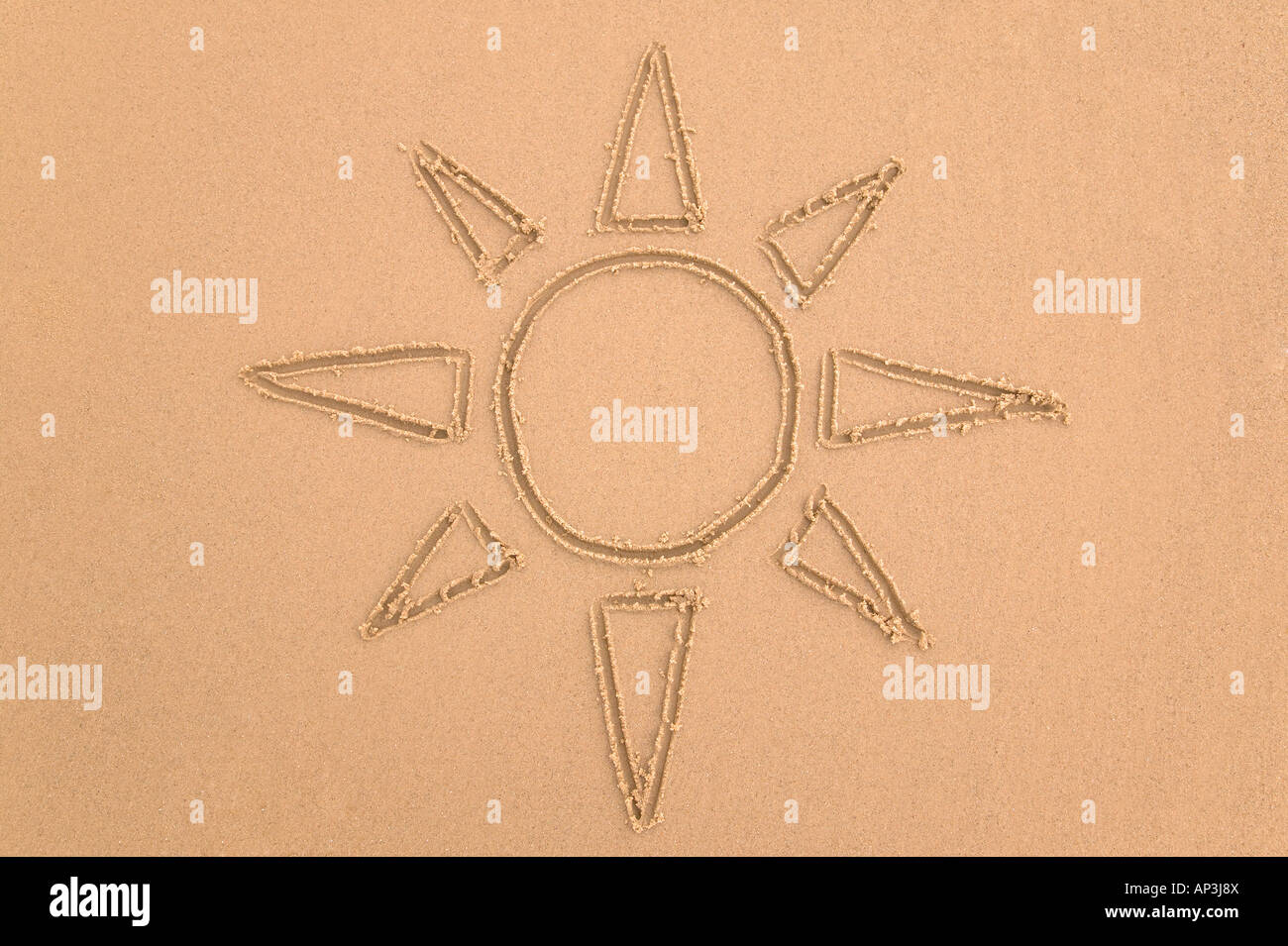 Disegno del sole fatto in sabbia Foto Stock
