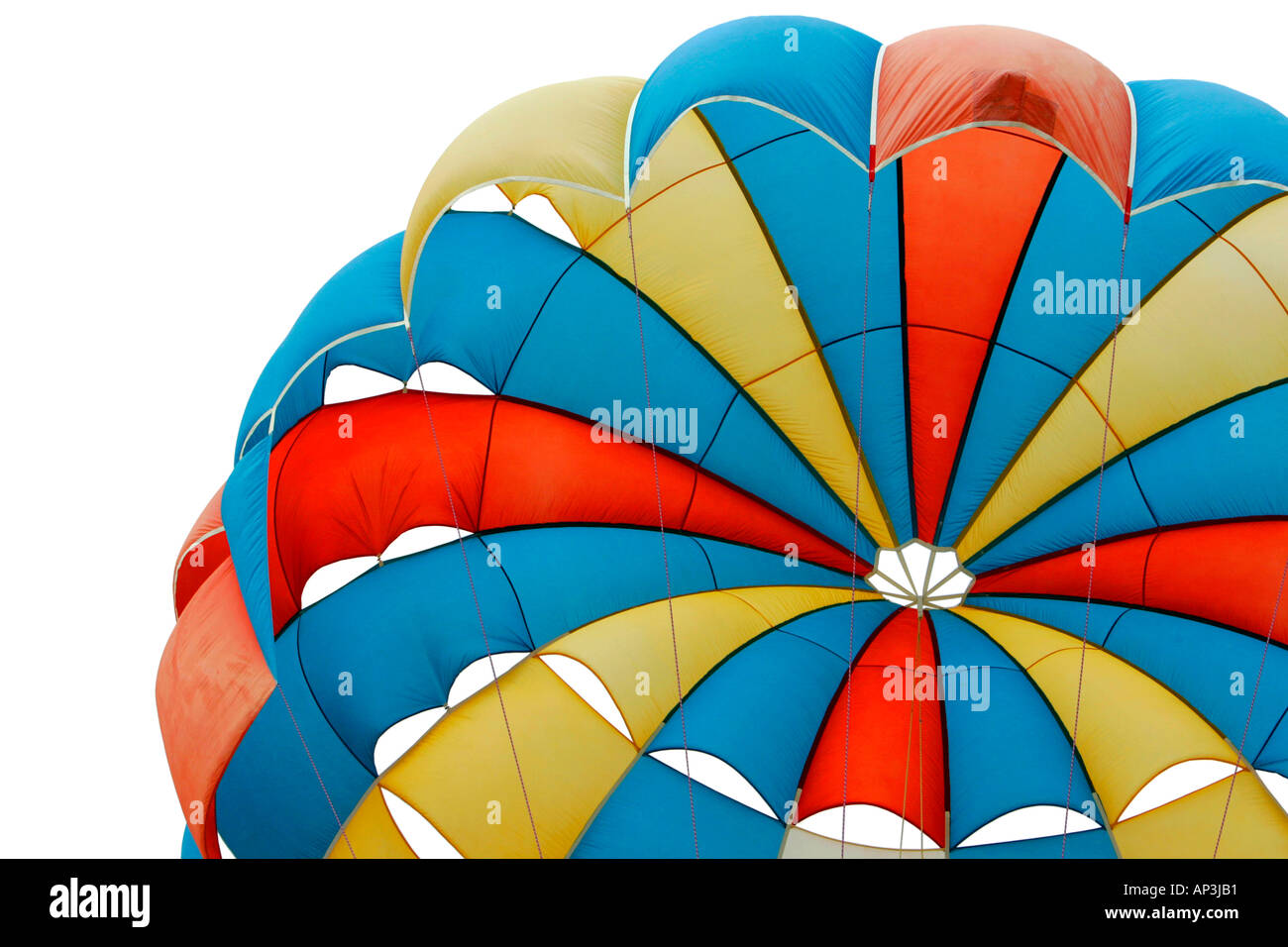 Parachute paracadute dietro una spiaggia parasailing rainbow rosso giallo blu verde arancione giovane Bulgaria mar Nero sito azione dune Foto Stock