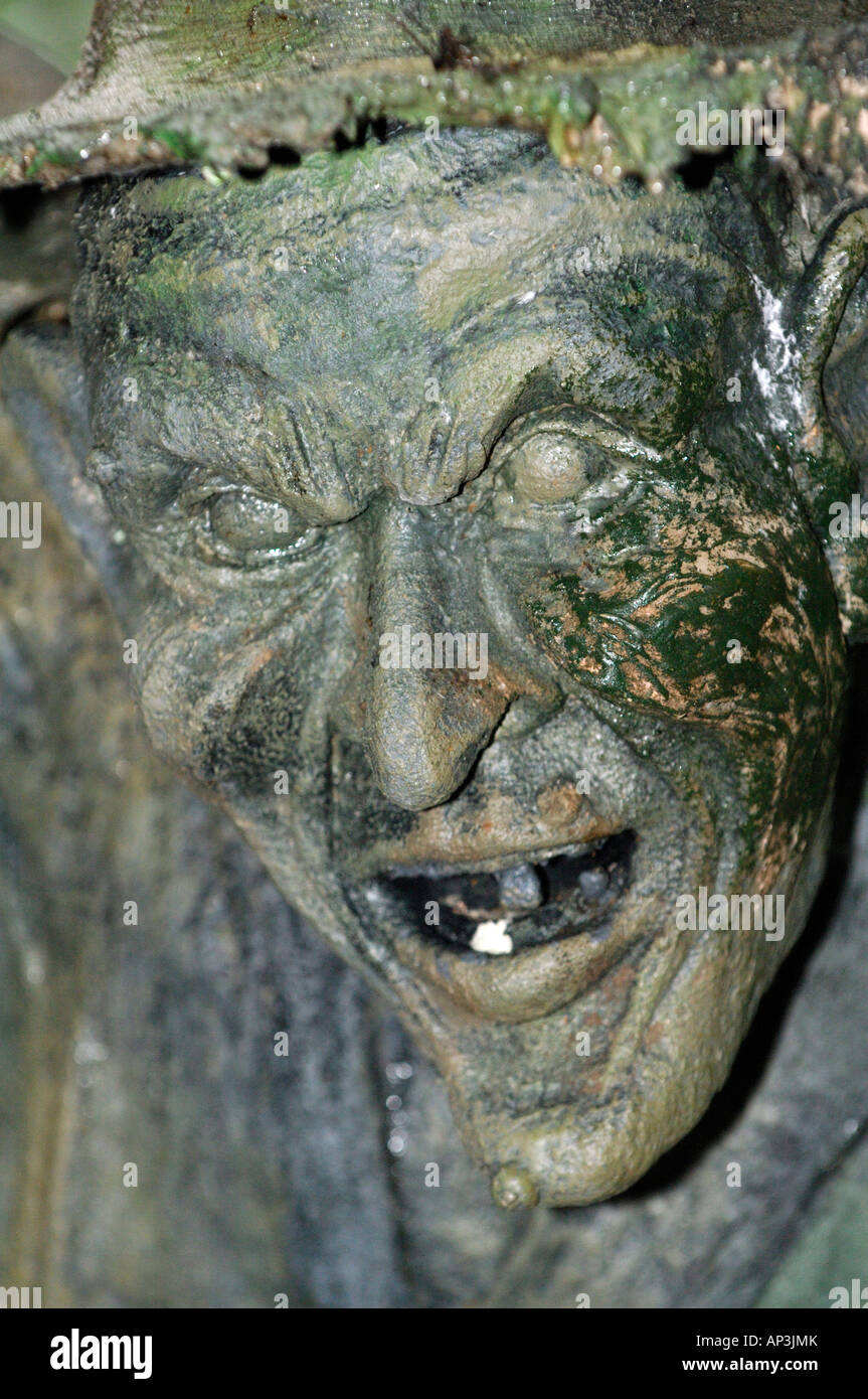 Una grottesca statua di pietra in una country house garden in Staffordshire Foto Stock