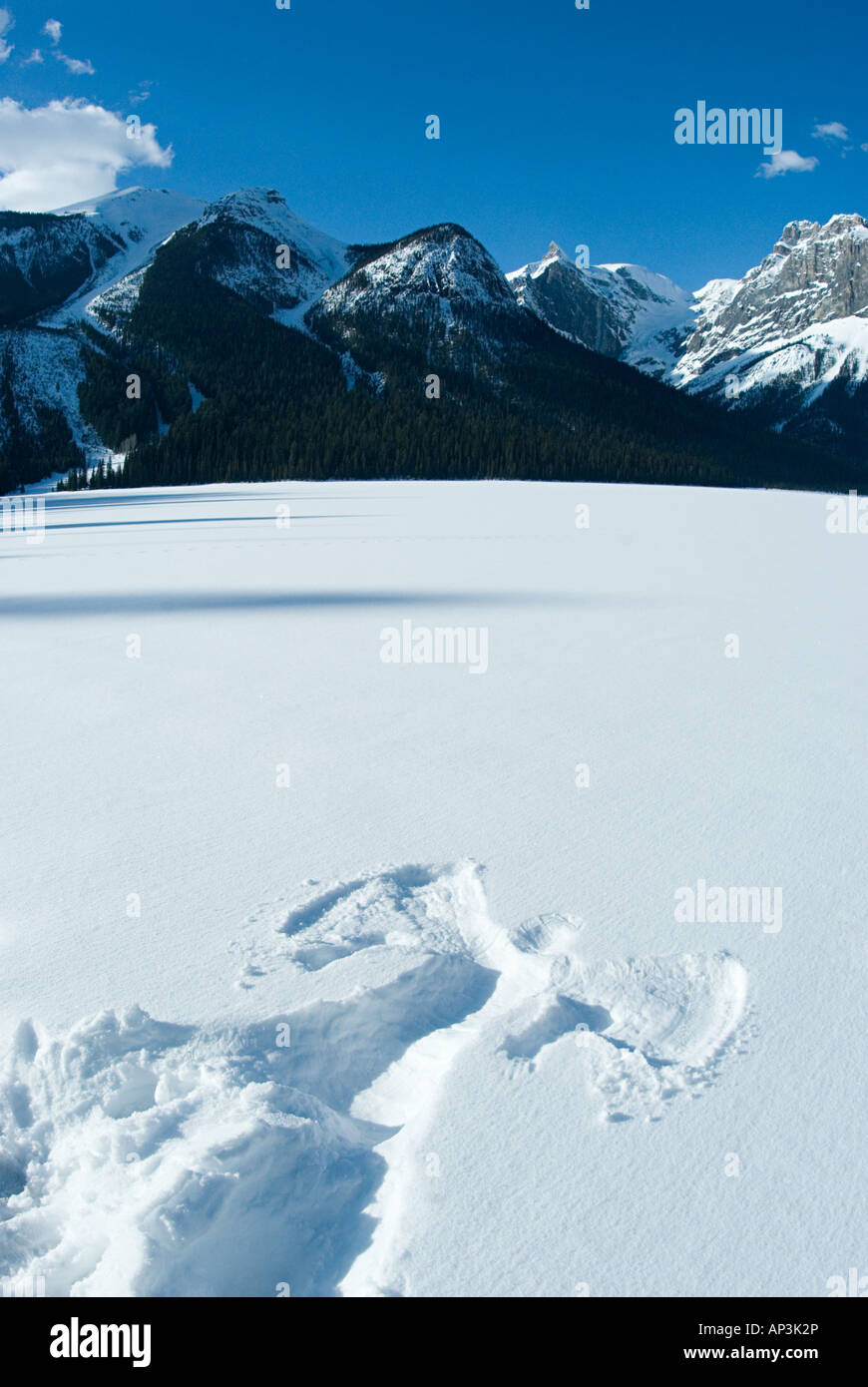 Angelo di Neve sul Lago Smeraldo Foto Stock