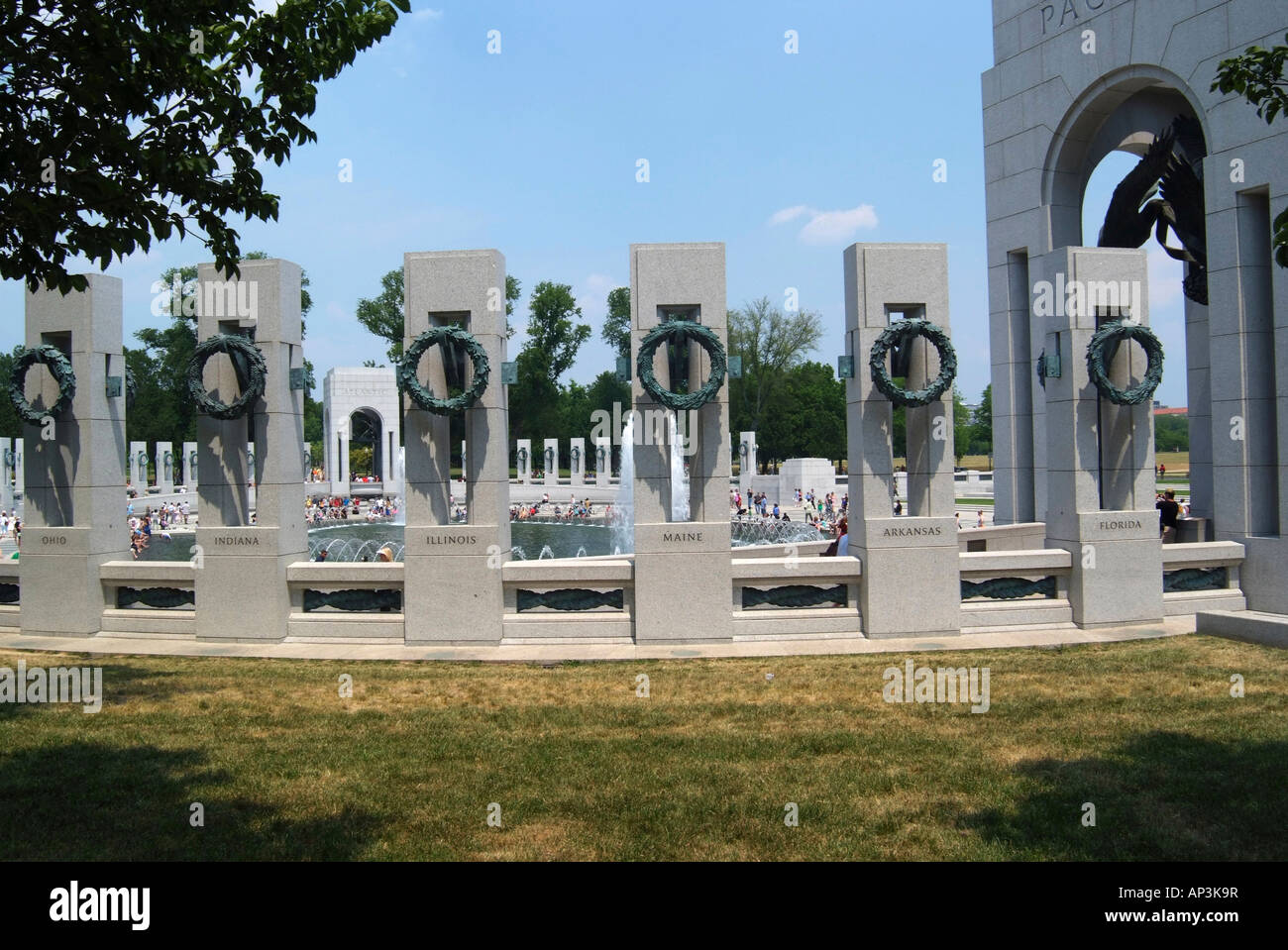 Vista dei pilastri e Pacific padiglione presso il Memoriale della Seconda Guerra Mondiale National Mall Washington DC, Stati Uniti d'America Foto Stock