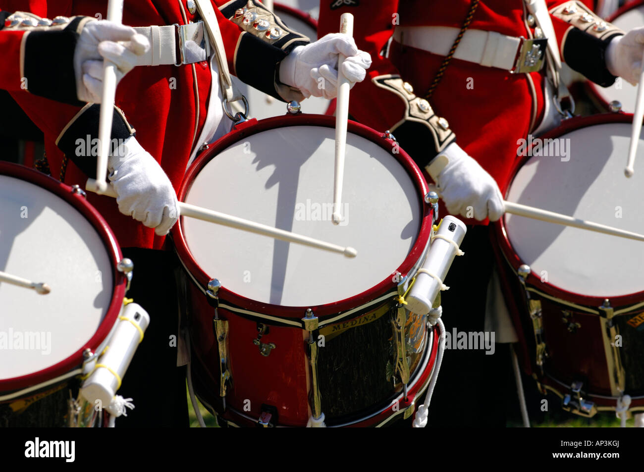 Banda Militare batteristi di tamburi su sfilano marciando in modo intelligente i musicisti Foto Stock