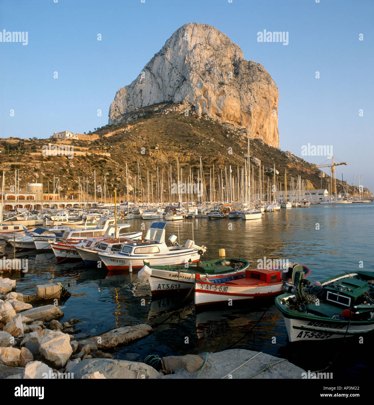 Il Penon de Ifach rock e il porto nel tardo pomeriggio, Calpe Costa Blanca, Spagna Foto Stock